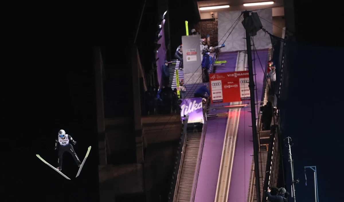 W sezonie 2025/2026 mogą nie dojść do skutku zawody Pucharu Świata w skokach w Wiśle. FIS chce, aby organizatorzy przeprowadzili w weekend 6-8 grudnia rywalizację mężczyzn, jak i kobiet. Polski Związek Narciarski nie jest na to gotowy i chce zorganizować wyłącznie zawody mężczyzn. Niekorzystną dla Wisły decyzję podjęła podkomisja skoków narciarskich FIS ds. planowania kalendarza. Nie jest ona jednak ostateczna.