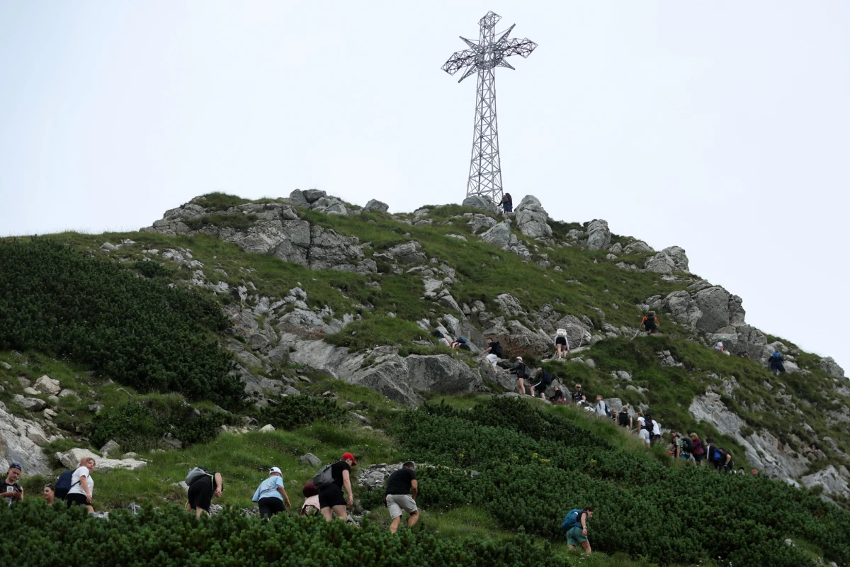 W internecie zawrzało po ukaraniu dwóch osób mandatami za złamanie regulaminu podczas rozświetlania krzyża na Giewoncie w 20. rocznicę śmierci Jana Pawła II. Dyrektor TPN, Szymon Ziobrowski, podkreśla, że priorytetem jest ochrona przyrody i instytucja nie ustąpi pod presją emocjonalnych komentarzy.