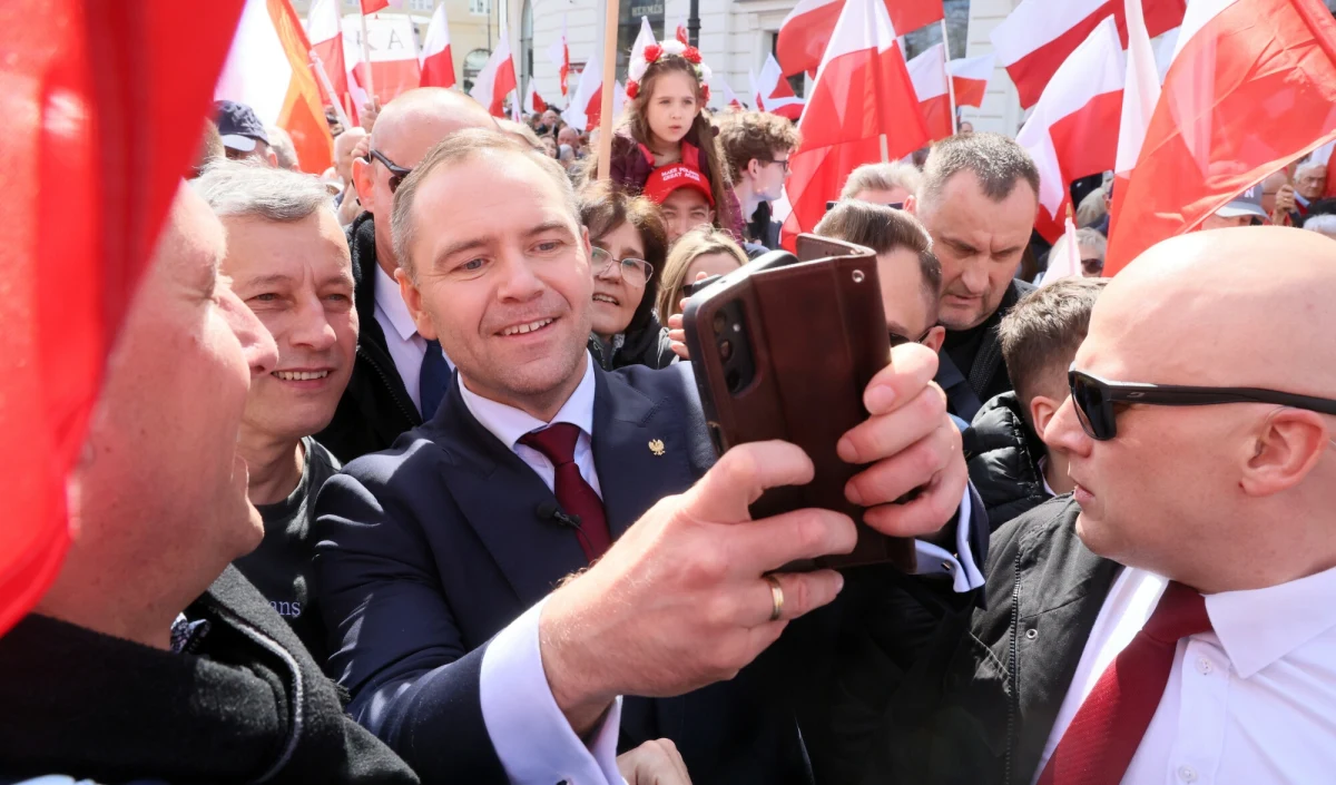 Zakończył się marsz z okazji 1000-lecia Królestwa Polskiego i 500-lecia Hołdu Pruskiego. Uczestnicy przeszli w sobotę Krakowskim Przedmieściem w Warszawie. W marszu brał udział prezes PiS Jarosław Kaczyński oraz politycy Prawa i Sprawiedliwości. Do zgromadzonych przemawiał m.in. Karol Nawrocki. "Chcemy Polski wielkiej" - mówił w swoim wystąpieniu. Zgromadzeni skandowali: "Karol Nawrocki prezydentem Polski".