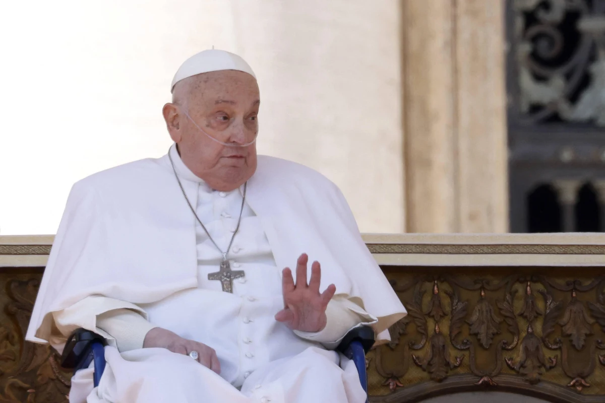 To pierwsza taka pielgrzymka papieża Franciszka od powrotu ze szpitala. W sobotę Ojciec Święty po raz pierwszy od tego czasu opuścił Watykan i niespodziewanie nawiedził rzymską bazylikę Matki Boskiej Większej.