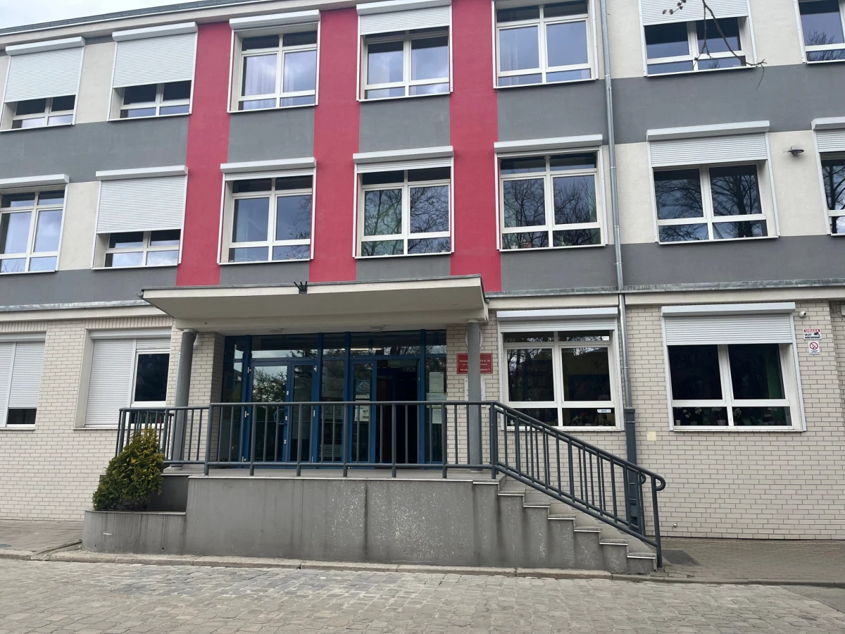 Nastolatka ranna odłamkami szkła przeszła operację, poszkodowane są też trzy inne osoby - to najnowsze doniesienia po wybuchu podczas eksperymentu chemicznego w trakcie dni otwartych w III Liceum Ogólnokształcącym we Wrocławiu - informuje reporterka RMF FM Martyna Czerwińska. 