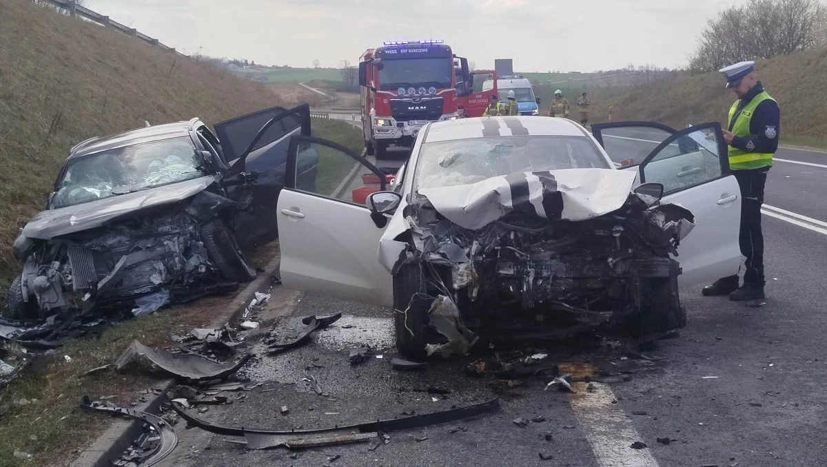 Cztery osoby trafiły do szpitala w wyniku poważnego wypadku, do którego doszło w sobotę w Barczewie w Warmińsko-Mazurskiem.