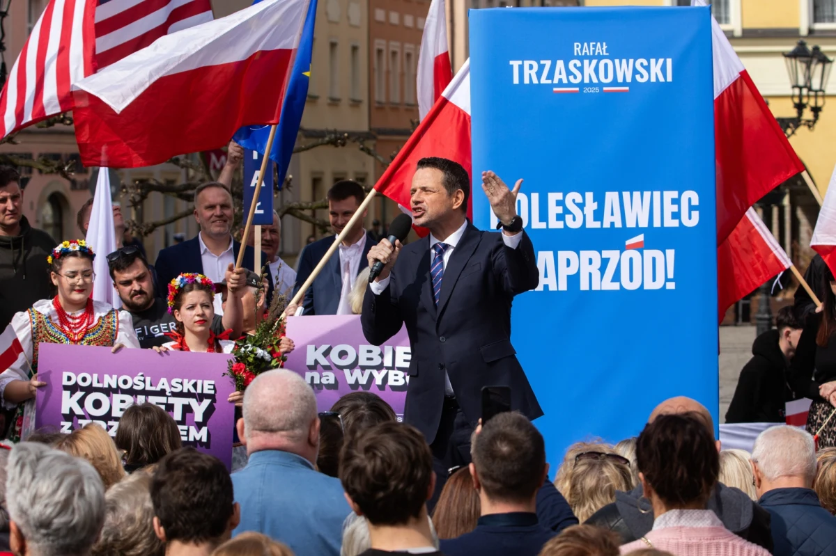 "Dzisiejsza próba ataku gazem na Rafała Trzaskowskiego przez agresywnego mężczyznę w czasie otwartego spotkania w Bolesławcu pokazuje, że wygrana prezydenta Warszawy we wczorajszej debacie rozwścieczyła konkurencję. Plus efekt hejtu prawicowych mediów" - napisał w sobotę po południu na platformie X premier Donald Tusk. Wpis jest pokłosiem incydentu, do którego miało dojść na sobotnim spotkaniu Rafała Trzaskowskiego z mieszkańcami Bolesławca. Polityk PO Patryk Jaskulski informował, że podczas wiecu starszy mężczyzna wyciągnął w pewnym momencie z kieszeni gaz.