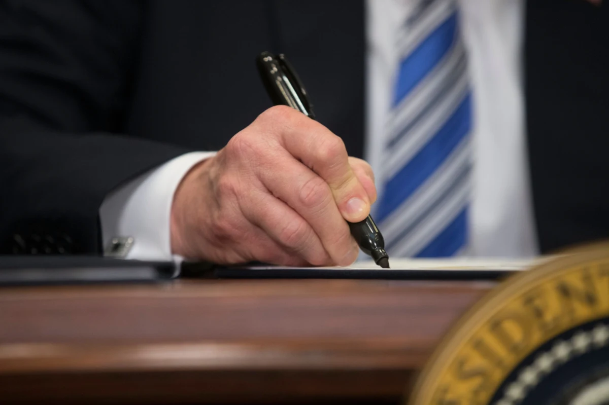 Smartfony, komputery i inne urządzenia elektroniczne wyłączono z listy artykułów objętych nowymi dwustronnymi cłami ogłoszonymi przez prezydenta USA Donalda Trumpa - wynika z obwieszczenia amerykańskiego urzędu celnego CBP. Z ceł zwolniono też twarde dyski, procesory do komputerów i mikroczipy.