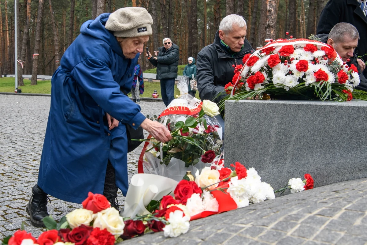 "Porównania sprzed 85 lat i z 2025 roku są jednoznaczne. Kreml jest źródłem okrucieństwa, napaści, niestabilności i wszystkiego, co się łączy z chaosem, z zagrożeniami dla świata" - mówił szef ambasady RP w Kijowie, Piotr Łukasiewicz, na Polskim Cmentarzu Wojennym w Bykowni. W sobotę upamiętniono tam 85. rocznicę zbrodni katyńskiej.