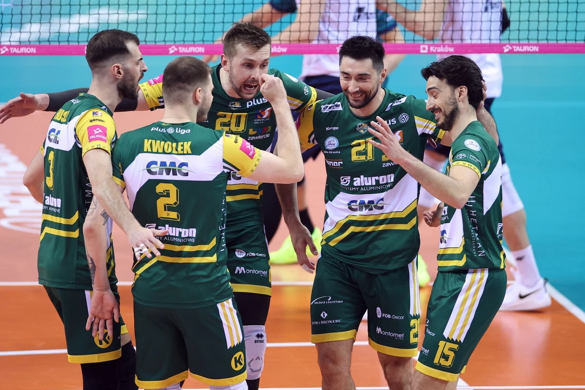 Siatkarze broniącego tytułu Aluronu CMC Warty Zawiercie oraz Jastrzębskiego Węgla awansowali w sobotę do finału Pucharu Polski. Finałowe starcie już w niedzielę w Krakowie.