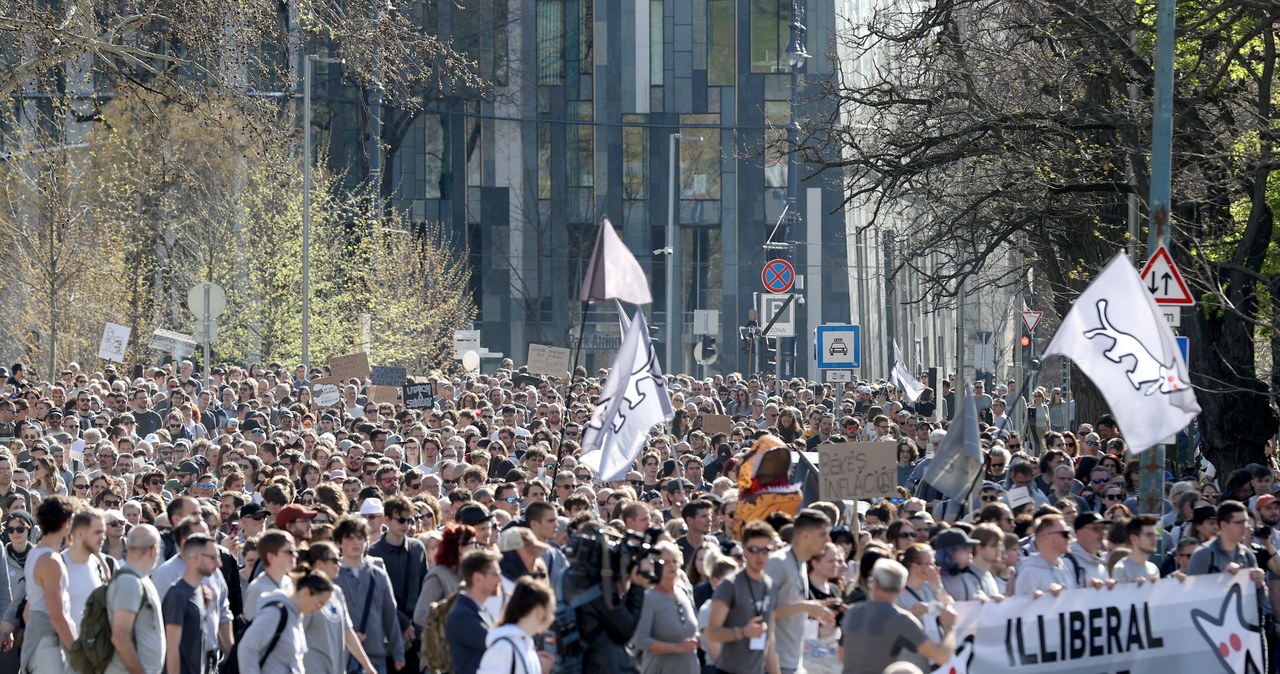 Węgrzy zadrwili z ustawy Orbana. Manifestacja w Budapeszcie