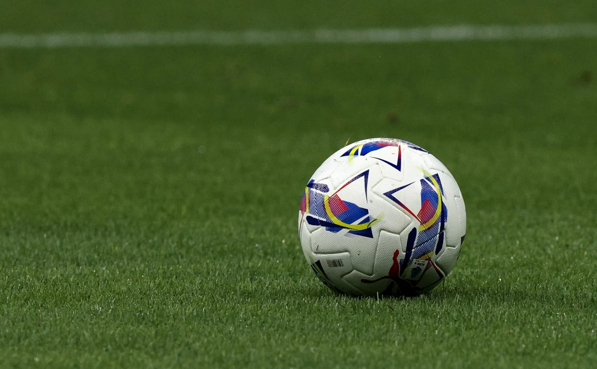 Szokujące sceny podczas meczu piłki nożnej w Zachodniopomorskiem. Zamaskowani bandyci wtargnęli na boisko w trakcie spotkania Korony Stuchowo z Sarmatą Dobra i zaatakowali zawodników oraz kibiców.