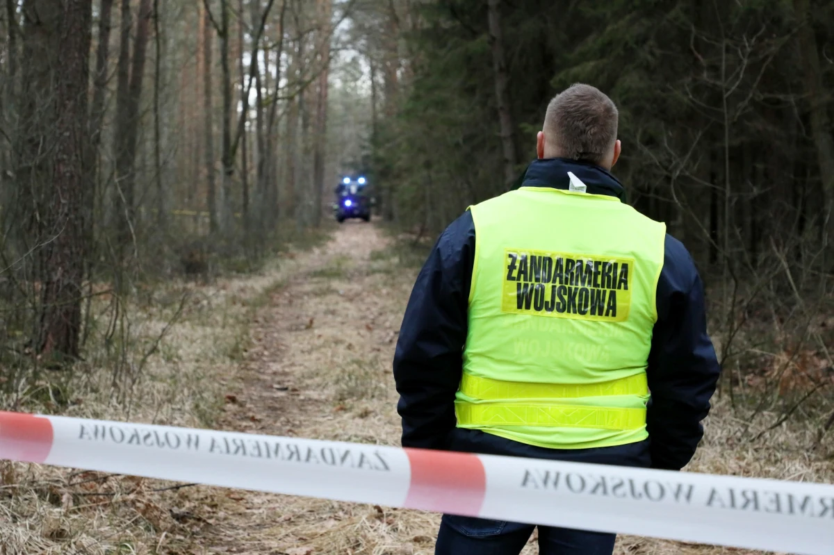 Niecodzienne odkrycie w Łódzkiem. W okolicy miejscowości Wytrzyszczki Żandarmeria Wojskowa zabezpieczyła w sobotę wieczorem niewielki fragment części pochodzącej najprawdopodobniej z wojskowego statku powietrznego. Ze wstępnej analizy wynika, że mógł leżeć w lesie nawet 20 lat.