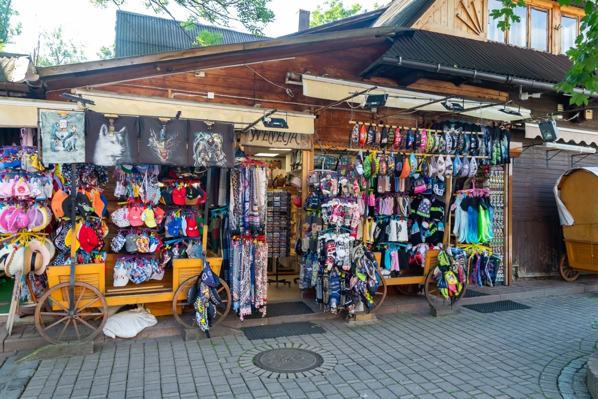 Handlarze pamiątkami z zakopiańskich Krupówek idą do sądu z burmistrzem Zakopanego. Zarzucają władzom miasta ograniczanie działalności handlowej. Powodem jest zakaz sprzedaży pamiątek wyprodukowanych poza regionem oraz wystawianie towaru poza obręb straganów. "Jeżeli ktoś chce na pamiątkę kapibarę, a nie owieczkę czy niedźwiadka, to sobie kupi. Nie można urzędowo przymuszać konsumentów do kupowania określonych rzeczy" - skarży się jeden z handlarzy.