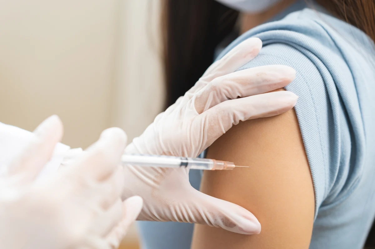 Rosną szanse, że poprawi się dostęp do szczepionki przeciwko wirusowi RSV - dowiedział się dziennikarz RMF FM. O dużych problemach ze znalezieniem preparatu w aptekach informujemy od ponad tygodnia. Sygnały w tej sprawie dostajemy od was na Gorącą Linię RMF FM. Od początku kwietnia ta szczepionka jest dostępna bezpłatnie dla kobiet w ciąży i dla osób w wieku 65+. 