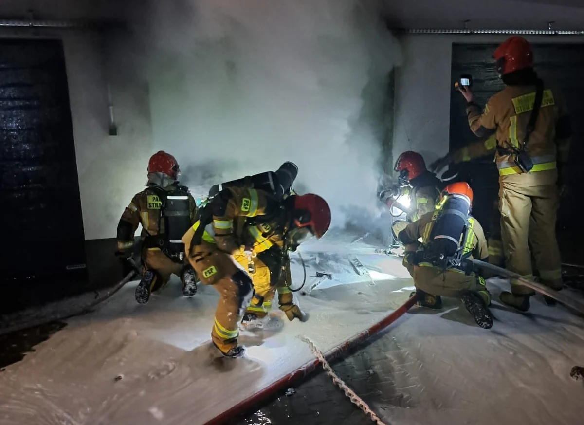 Policjanci ustalają tożsamość dwóch osób, których zwęglone ciała znaleziono w nocy podczas gaszenia pożaru garażu przy ulicy Jana Pawła II w Białymstoku - informuje reporter RMF FM Piotr Bułakowski.