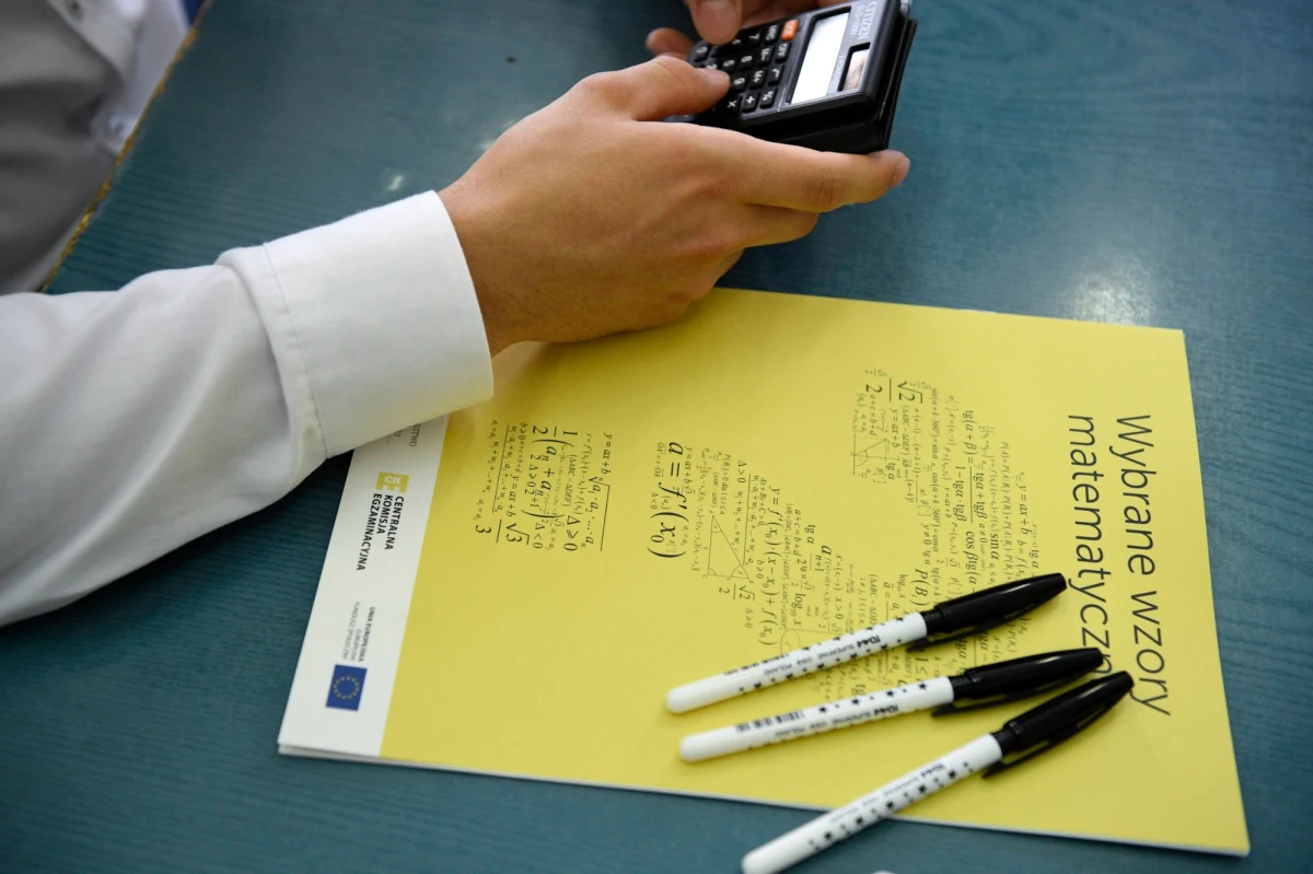 Egzamin maturalny z matematyki na poziomie podstawowym w 2025 roku zostanie przeprowadzony zgodnie z obowiązującą Formułą 2023. To jeden z obowiązkowych egzaminów maturalnych, który dla wielu uczniów bywa największym wyzwaniem. Sprawdź najważniejsze informacje dotyczące terminów, struktury egzaminu, wymagań koniecznych do zdania, a także znaczenia wyniku z matematyki w procesie rekrutacji na studia.