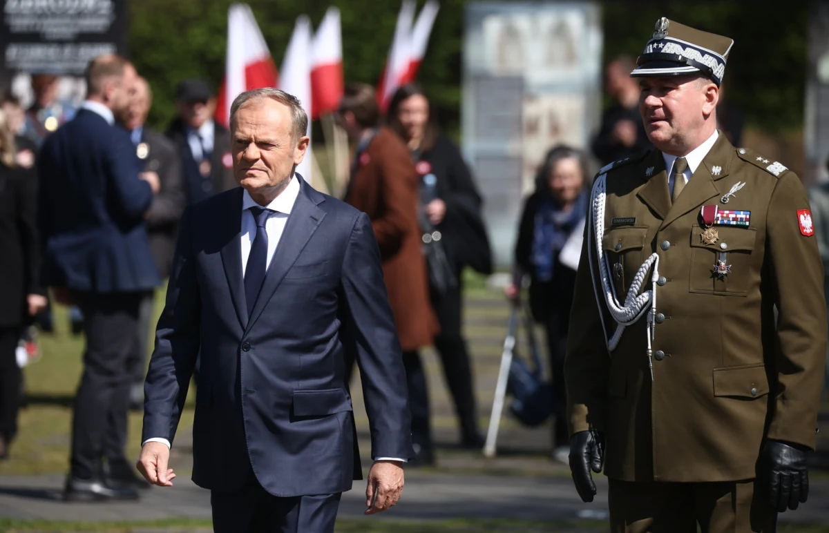 ​"Zło, które było źródłem tej zbrodni, nadal czai się wokół nas" - powiedział Donald Tusk podczas centralnych obchodów upamiętniających 85. rocznicę zbrodni katyńskiej. "Jesteśmy tu razem, żeby przestrzec nas samych, cały świat i przyszłe pokolenia przed byciem bezsilnym wobec zła, kłamstwa i agresji" - dodawał premier.