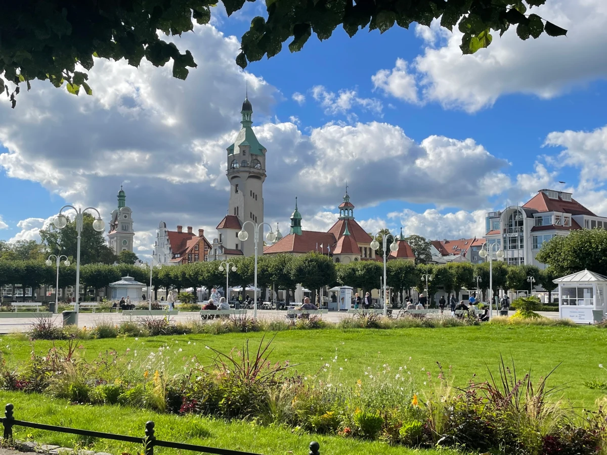 Sopockie hotele wyprzedały 80 procent miejsc zarówno na okres świąt wielkanocnych jak i majówkę. Jest kilka, gdzie wolnych pokoi już nie ma. Rezerwacje nadal napływają, a trend odkładania decyzji do ostatniej chwili wciąż się utrzymuje. "Okres świąteczno-majówkowy będzie co najmniej tak samo dobry jak w zeszłym roku" - przekonują hotelarze. 