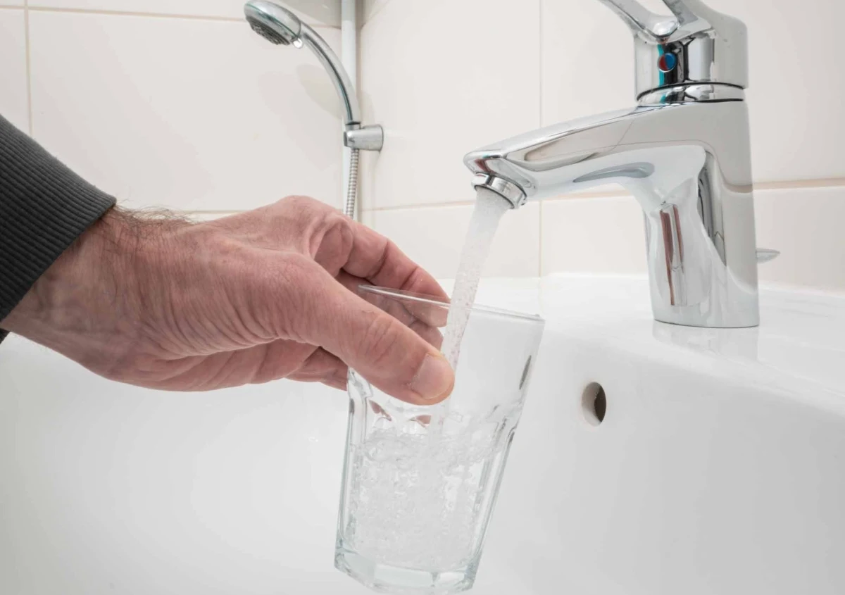 Po kilku dniach niepokoju mieszkańcy Kochcic, Jawornicy i Lubecka mogą odetchnąć z ulgą – woda z sieciowego wodociągu w Kochcicach (woj. śląskie) jest już bezpieczna do spożycia. Informację tę potwierdził Państwowy Powiatowy Inspektor Sanitarny w Lublińcu. Wcześniej w wodzie wykryto groźne bakterie enterokoków.