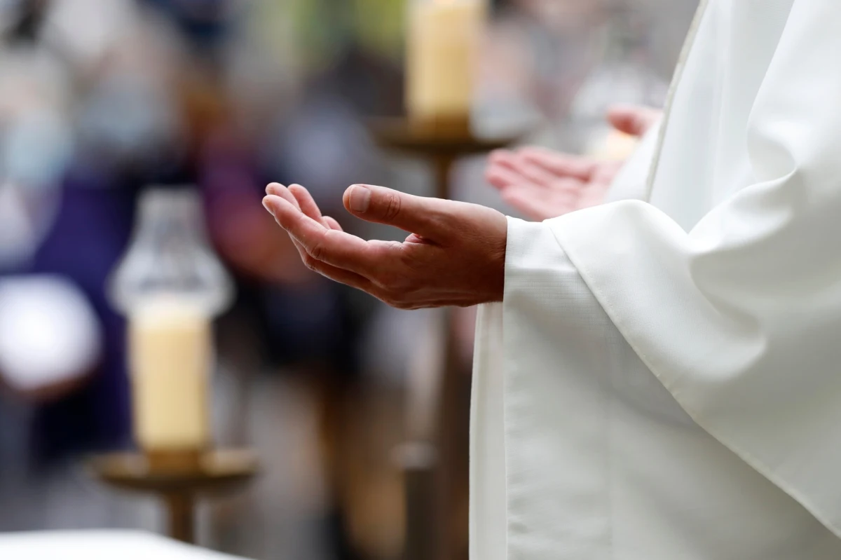 Watykan wydał jasne wytyczne dotyczące przyjmowania ofiar za msze święte i sakramenty. W dokumencie zatwierdzonym przez papieża Franciszka przypomniano, że żadne opłaty nie mogą być warunkiem dostępu do posługi kapłańskiej, zwłaszcza dla osób ubogich. Nowe zalecenia mają na celu ukrócenie nadużyć, jakie występują w różnych częściach świata.