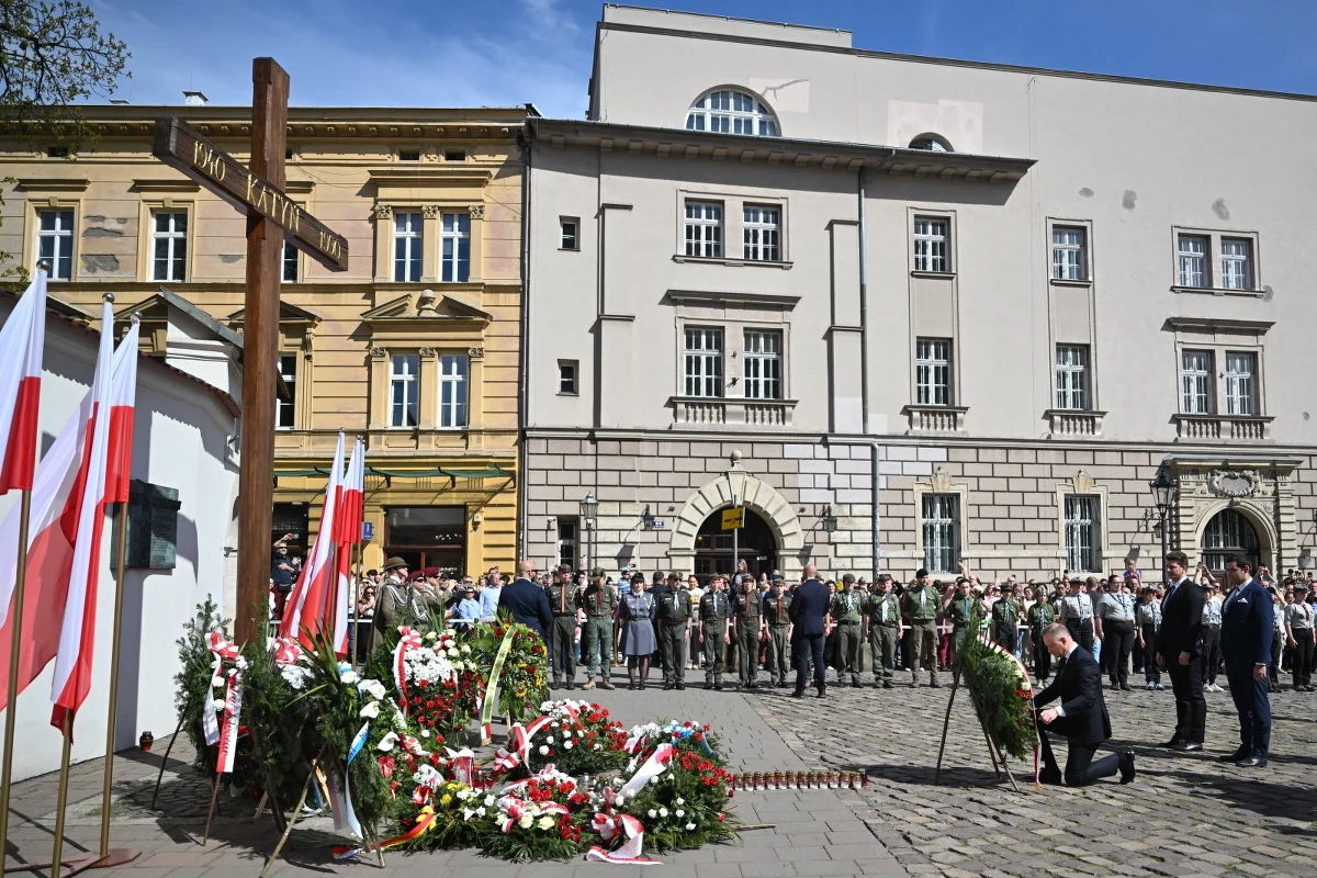 "Tamta zbrodnia zapisała się czarnymi zgłoskami żałoby w dziejach naszego narodu i naznaczyła komunistyczny i sowiecki reżim (...) po pierwsze krwią patriotów, a po drugie kłamstwem, które oni przez całe lata próbowali wcisnąć polskiemu narodowi i światu" - mówił w niedzielę w Krakowie Andrzej Duda podczas obchodów 85. rocznicy Zbrodni Katyńskiej. "To było ludobójstwo" - podkreślił prezydent.