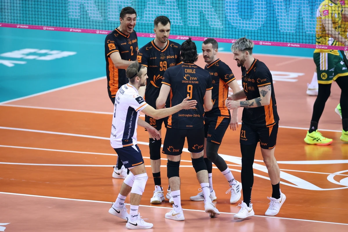 Puchar Polski siatkarzy po raz drugi padł łupem Jastrzębskiego Węgla. W niedzielnym finale w Krakowie jastrzębianie pokonali Aluron CMC Wartę Zawiercie 3:1 (18:25, 25:22, 25:22, 30:28).