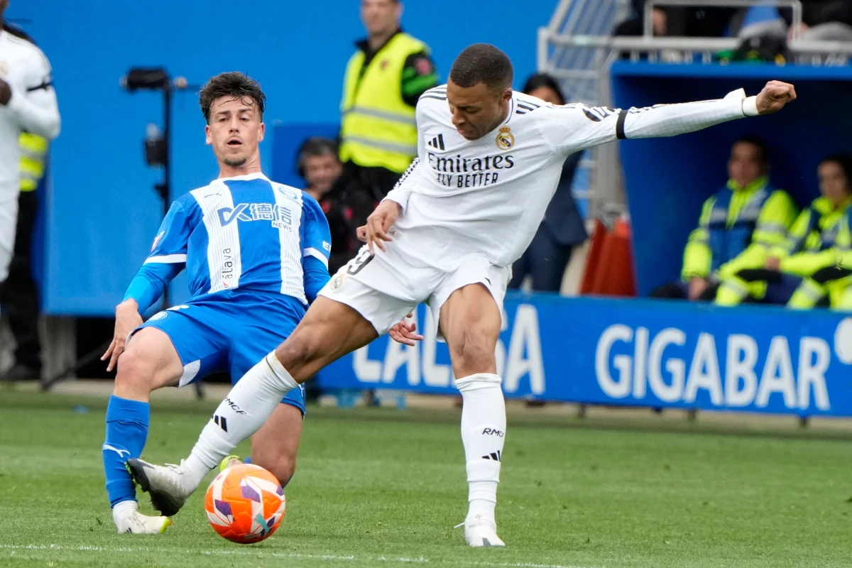 Kylian Mbappe nie pomógł Realowi Madryt w niedzielnym starciu z Alaves. Francuski gwiazdor wyleciał z boiska po ostrym faulu. "Królewscy" mimo to wygrali na wyjeździe 1:0 i są o cztery punkty za Barceloną w tabeli ligi hiszpańskiej.