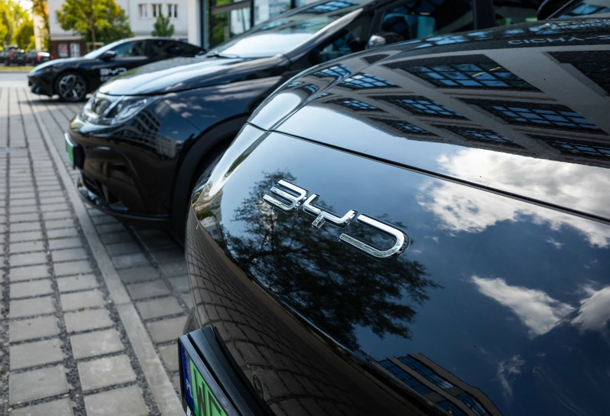 Polacy coraz chętniej wybierają samochody chińskich marek. W pierwszym kwartale 2025 roku liczba rejestracji wzrosła ponad ośmiokrotnie w porównaniu z analogicznym okresem ubiegłego roku. Auta z Chin zyskują na popularności dzięki konkurencyjnym cenom i coraz lepszej dostępności.