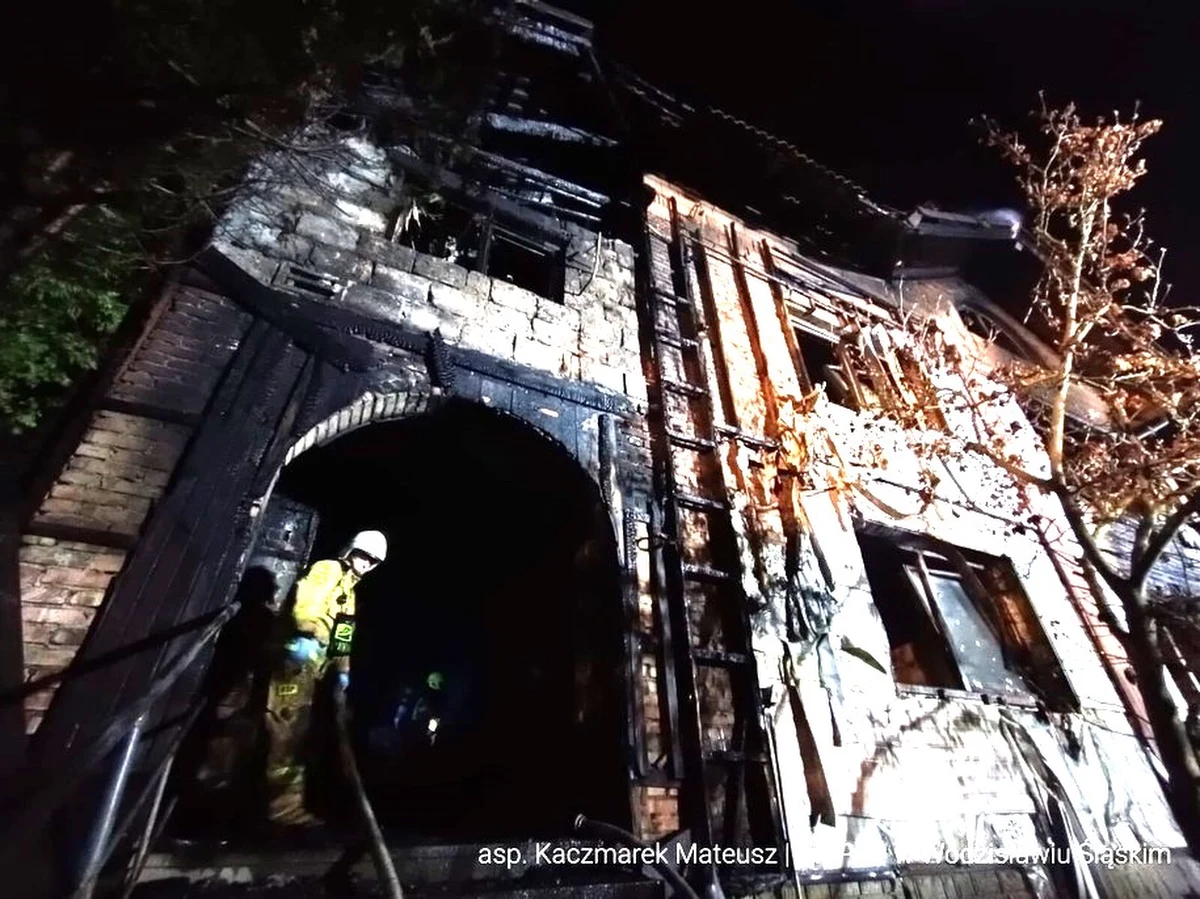 W Pszowie koło Wodzisławia Śląskiego w miejscu wieczornego pożaru, w którym zginęło pięć osób, rozpoczęto zbieranie śladów i dowodów. Chodzi o ustalenie przyczyn pojawienia się ognia w budynku. W akcji brało udział 20 strażackich zastępów. Budynek, w którym wybuchł pożar - jak przekazał wojewoda śląski, "nie był zgłoszony jako hotel". 