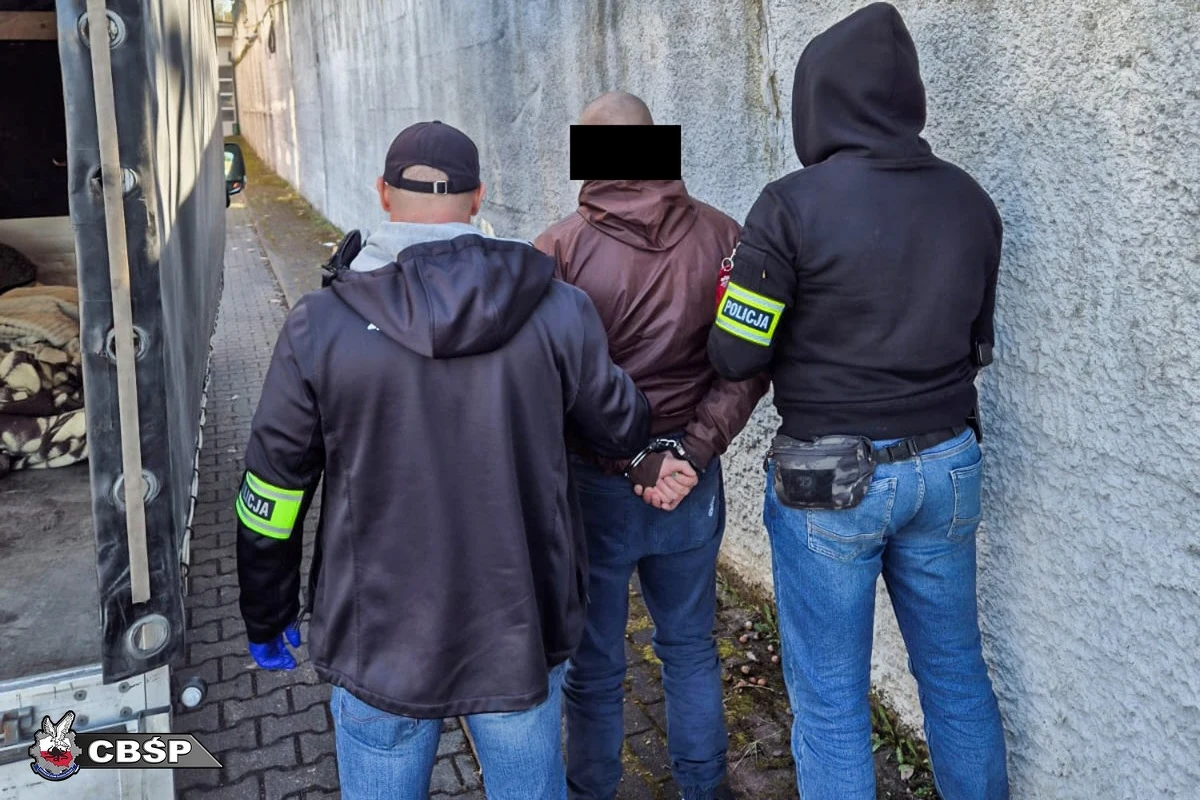 11 kilogramów kokainy o wartości 5 milionów złotych przejęli koło przejścia granicznego w Słubicach w Lubuskiem funkcjonariusze Centralnego Biura Śledczego Policji oraz Straży Granicznej. Narkotyki ukryte były w specjalnych skrytkach w części sypialnej furgonetki. Jedna osoba została zatrzymana. 