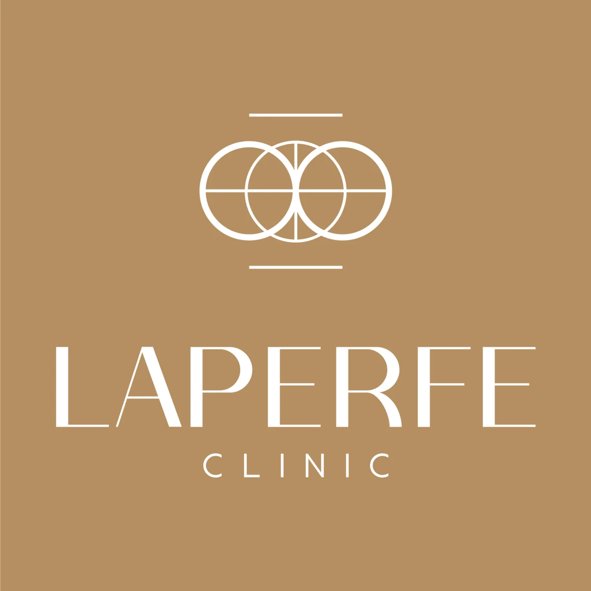 Depilacja laserowa to sprawdzona metoda trwałego usuwania owłosienia, jednak jej skuteczność zależy od wielu czynników, w tym rodzaju włosów i skóry pacjenta. Najlepsze rezultaty osiągane są u osób z jasną skórą i ciemnym owłosieniem, ponieważ laser działa na melaninę zawartą we włosie. W przypadku bardzo jasnych lub siwych włosów efektywność może być niższa, ponieważ brakuje pigmentu, który pochłania wiązkę lasera. Nowoczesne technologie umożliwiają jednak skuteczne usuwanie włosów u osób z różnymi fototypami skóry, co sprawia, że zabieg staje się coraz bardziej uniwersalny.