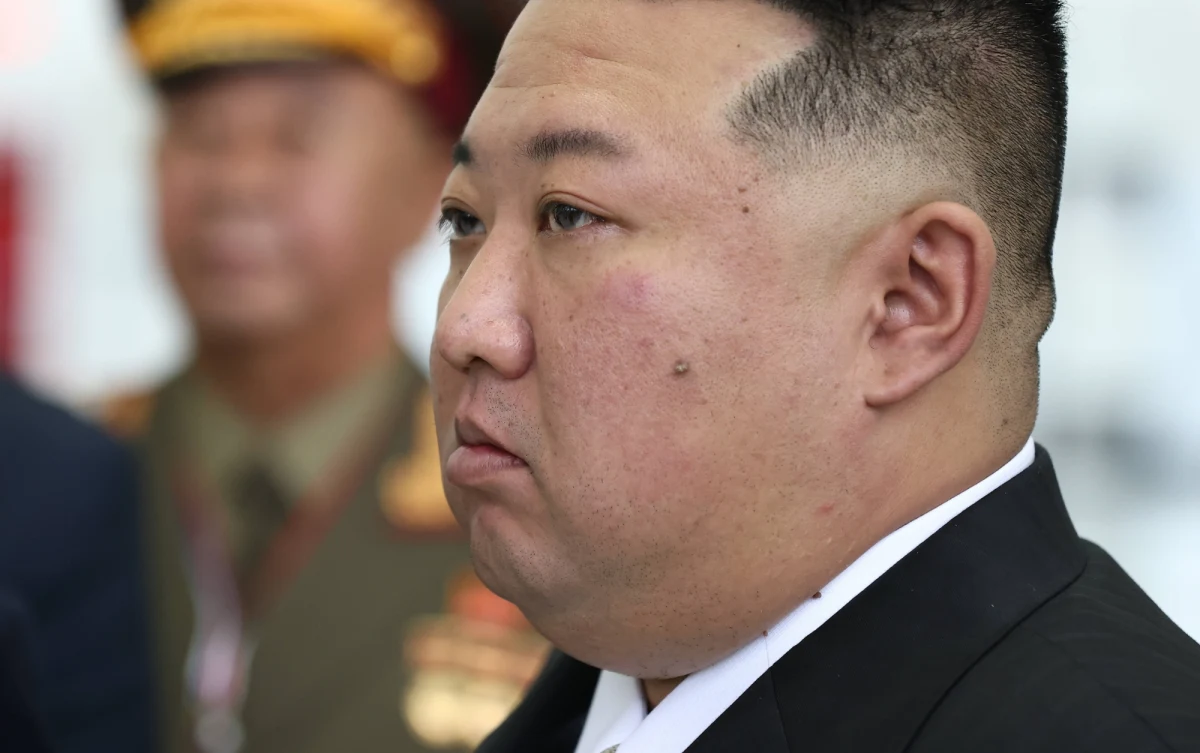 Korea Północna po cichu konstruuje w stoczni w Nampo największy okręt wojenny w swojej historii – fregatę rakietową o długości około 140 metrów. Nowa jednostka, ponad dwukrotnie większa od dotychczasowych okrętów w północnokoreańskiej flocie, może znacząco zwiększyć potencjał militarny reżimu Kim Dzong Una.