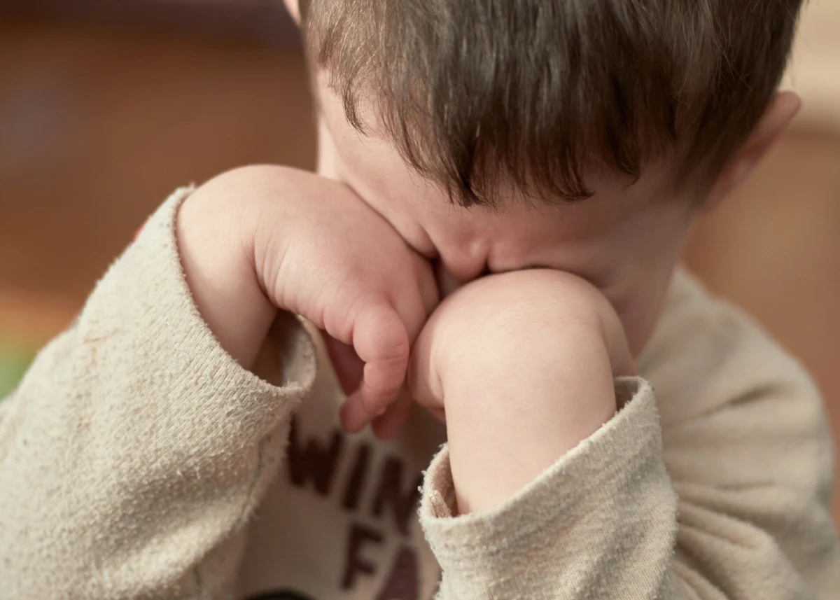 Wstrząsające informacje z Częstochowy. Prokuratura ujawniła szczegóły śledztwa w sprawie brutalnego wykorzystania seksualnego półtorarocznego chłopczyka. Zarzuty usłyszała 18-letnia opiekunka dziecka oraz jej znajomi – 25-letnia kobieta i 27-letni mężczyzna. Śledczy mówią o wyjątkowo drastycznym charakterze przestępstwa i nie wykluczają zaostrzenia zarzutów.