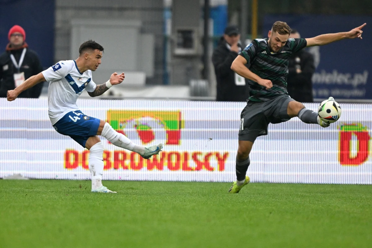 Lechia Gdańsk zagra wieczorem ze Stalą Mielec. To mecz kończący 28. kolejkę Ekstraklasy, a zmierzą się w nim drużyny zamykające ligową tabelę. W gronie zespołów, którym grozi spadek, mamy obecnie pięć klubów. Trzy znajdą się ostatecznie w I lidze. Kto się uratuje? Przesądzą o tym zapewne mecze pomiędzy zainteresowanymi drużynami, a takich do końca sezonu będzie jeszcze pięć.