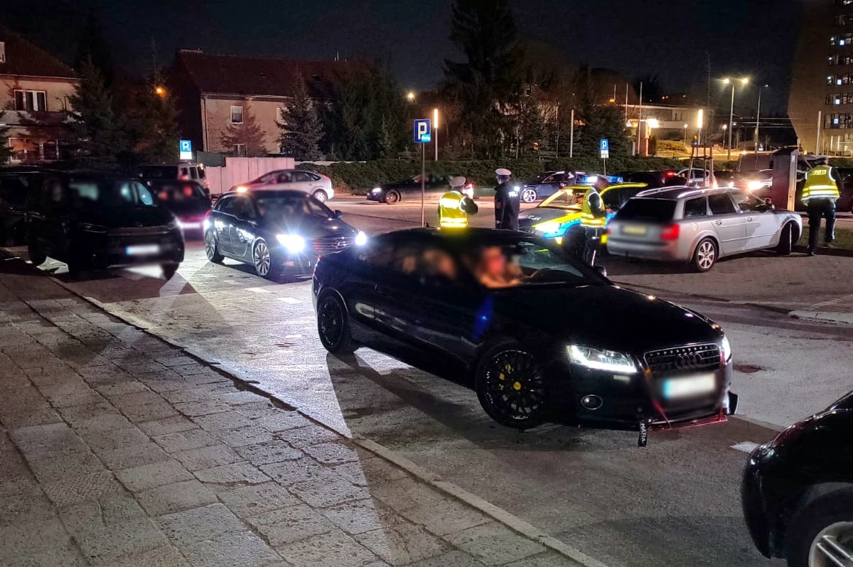 Nielegalne wyścigi chciała zorganizować na ulicach Olsztyna grupa osób, które pojawiły się na spontanicznym "zlocie" fanów motoryzacji w tym mieście - podaje policja. Funkcjonariusze wykryli ponad 100 wykroczeń, zatrzymali prawa jazdy i dowody rejestracyjne.