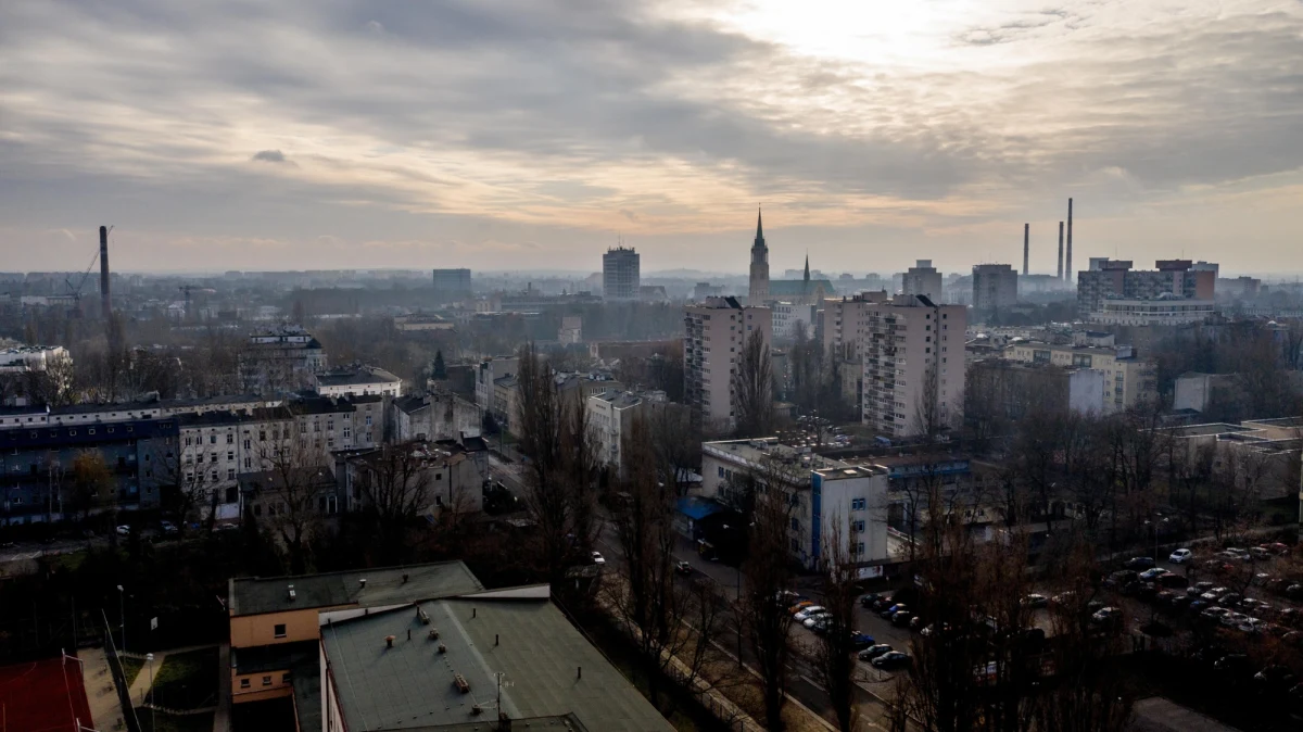Na ulicy Sienkiewicza w Łodzi życie mieszkańców i przedsiębiorców zostało wywrócone do góry nogami. Powodem jest budowa kolejnego tunelu kolejowego - inwestycja przekształciła tętniącą życiem ulicę w ślepą drogę. Zamknięcie ulicy ma związek z realizacją projektu Kolei Dużych Prędkości i już teraz odczuwalne są pierwsze skutki tej budowy.