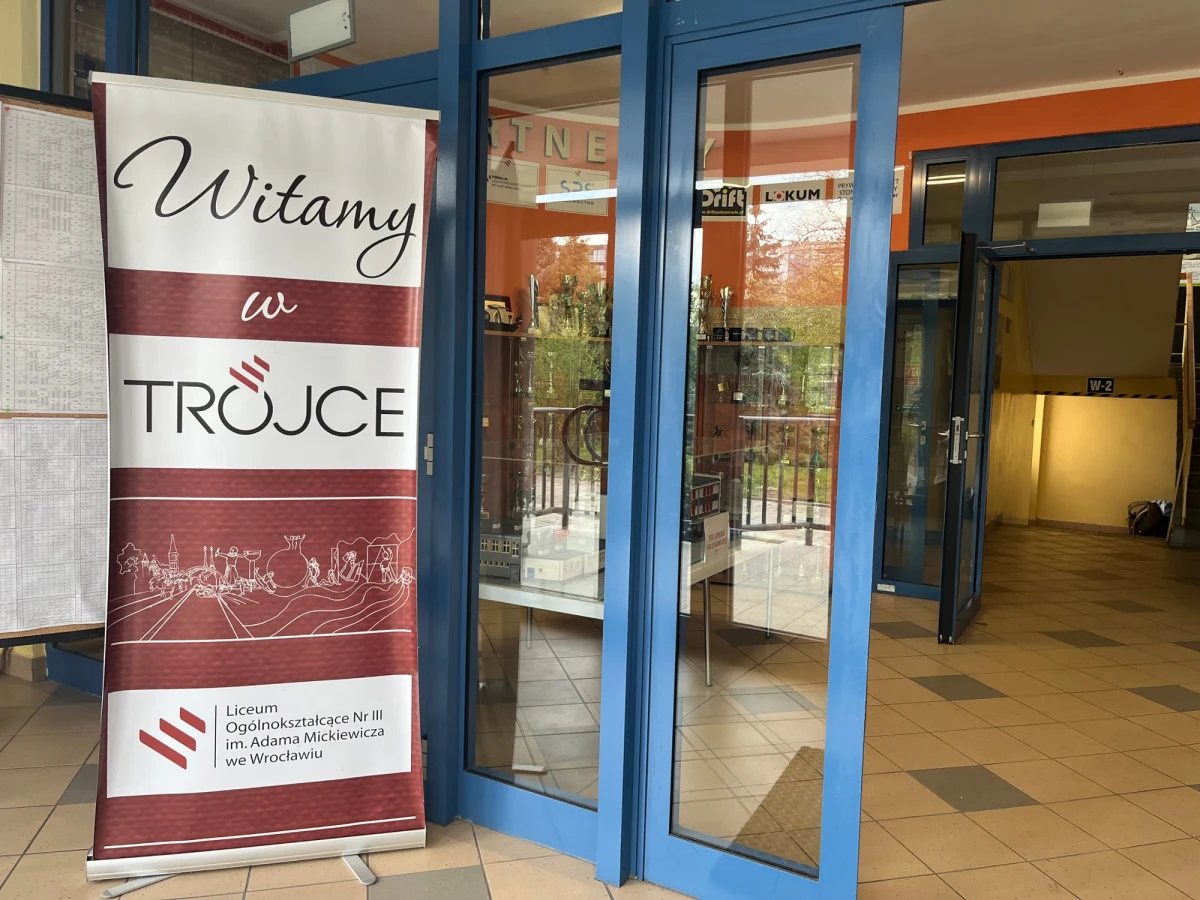 Prokuratura wszczęła śledztwo ws. eksplozji, do której doszło w sobotę w Liceum Ogólnokształcącym nr 3 we Wrocławiu. W placówce odbywały się "dni otwarte", podczas których przyszli uczniowie zapoznawali się z ofertą szkoły. Trzy osoby trafiły do szpitala.