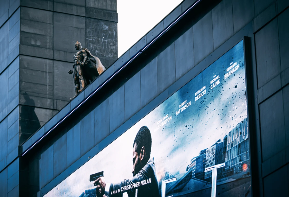 Komiksowi bohaterowie, Batman i Robin, pojawili się na ulicach Londynu. Ich zadaniem jest walka z oszustami, którzy żerują na łatwowierności turystów.