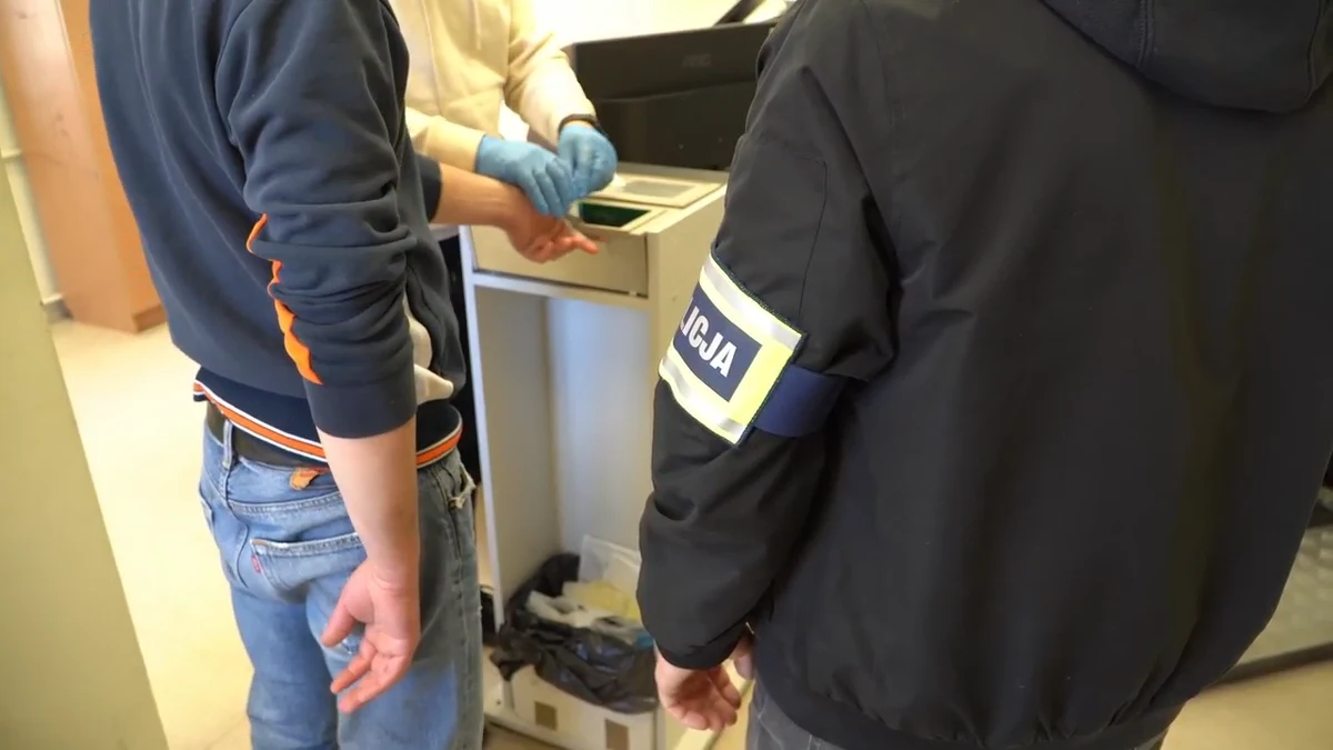 Sąd na trzy miesiące aresztował 42-letniego mężczyznę, który jest podejrzany o dokonanie rozboju w zakładzie złotniczo-jubilerskim w Dobrym Mieście (woj. warmińsko-mazurskie). Mężczyzna zaatakował sprzedawczynię młotkiem i ukradł biżuterię o wartości 50 tys. zł.