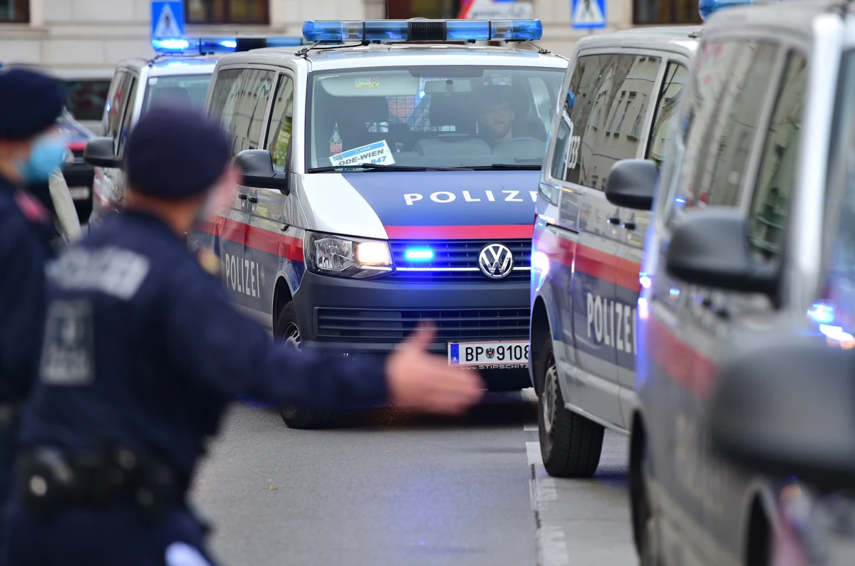 W związku ze zbliżającą się Wielkanocą, brytyjska ambasada w Wiedniu wydała ostrzeżenie przed możliwymi zamachami terrorystycznymi w Austrii. Tamtejsze MSW obiecało wzmocnienie policyjnych patroli i zaapelowało, by zachować spokój i nie popadać w panikę.