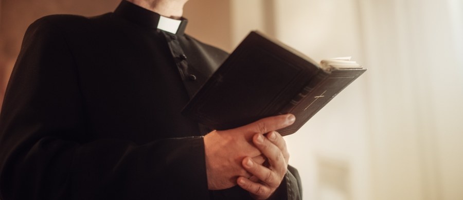 Ksiądz z diecezji sosnowieckiej Dariusz L. odpowie przed sądem za popełnienie dziewięciu przestępstw o charakterze seksualnym na szkodę dzieci. Z ustaleń śledztwa wynika, że do przestępstw miało dochodzić w dwóch szkołach, w których uczył.