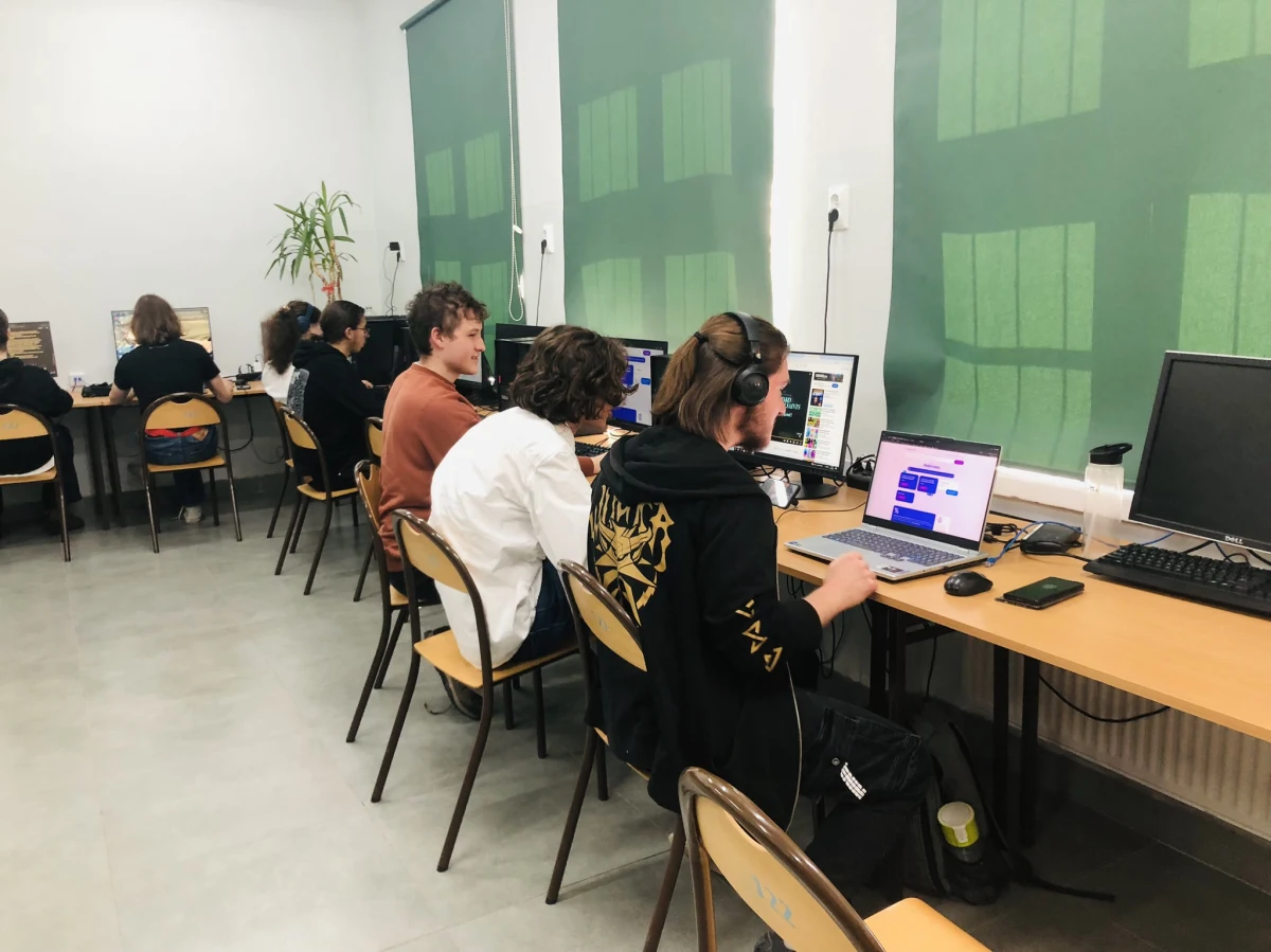 Obsługa cyfrowych narzędzi biurowych i wiedza o mediach społecznościowych to pięta Achillesowa polskich uczniów. Te braki ujawnił test kompetencji cyfrowych. Dziś do nowego IT Fitness Testu podeszli uczniowie Zespołu Szkół Politechnicznych w Łodzi.