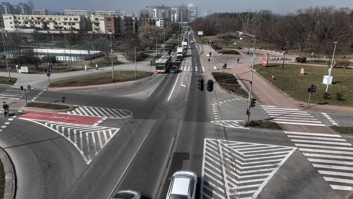 Gdańsk szykuje się do przebudowy ulicy Czarny Dwór, będąca codziennym świadkiem długich korków i intensywnego ruchu, przede wszystkim z Przymorza, Zaspy czy Oliwy.  To istotna informacja dla wszystkich, którzy na co dzień korzystają z tej trasy, aby dostać się do tunelu pod Martwą Wisłą, a następnie na trasę S7 czy tzw. południową obwodnicę Gdańska.