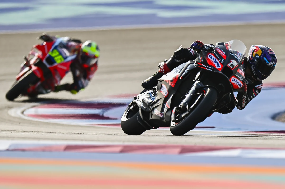 Hiszpan Jorge Martin – mistrz świata w motocyklowej klasie MotoGP, doznał w niedzielę poważnej kontuzji, w kraksie na 14. okrążeniu w wyścigu o Grand Prix Kataru. "Martin spędził noc w Szpitalu Ogólnym Hamad" - napisano w komunikacie zespołu Aprilia.