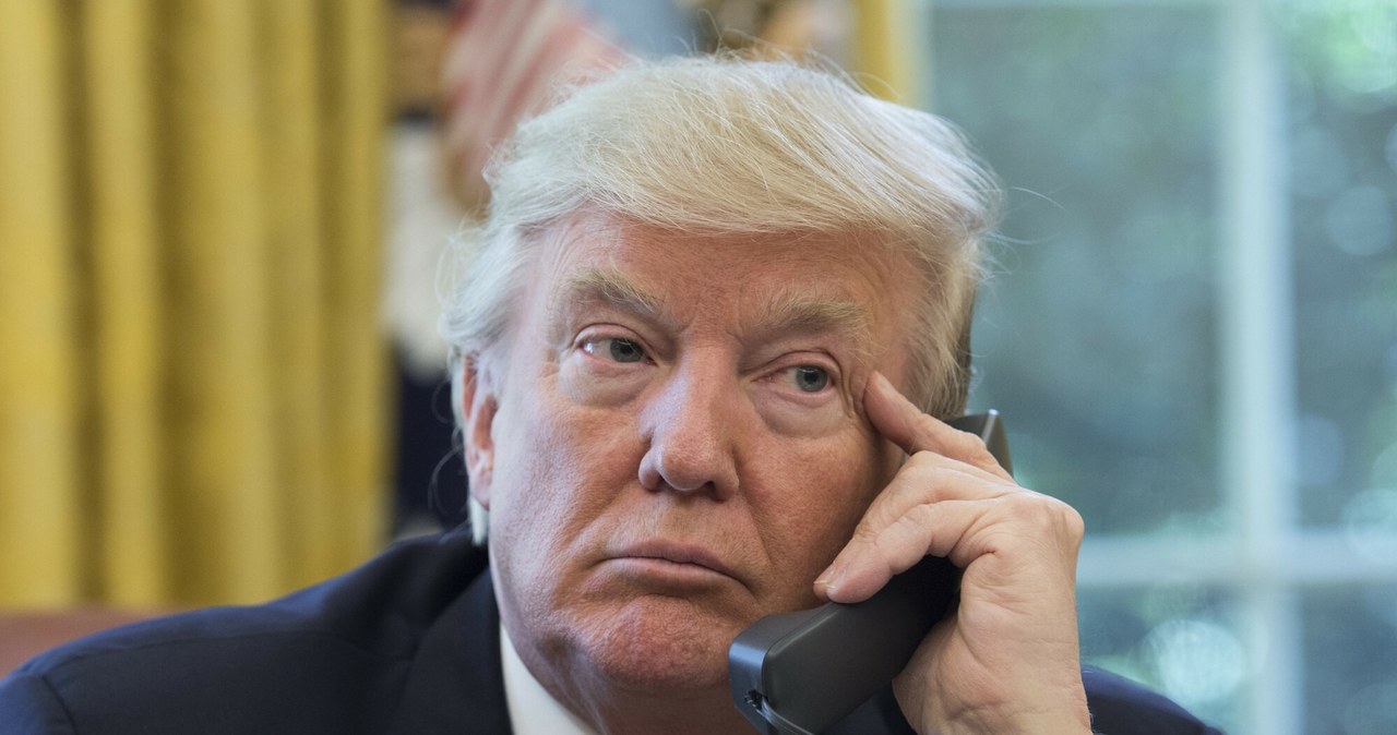 KE nie wierzy Trumpowi. Urzędnicy z telefonami prepaid i specjalnymi komputerami