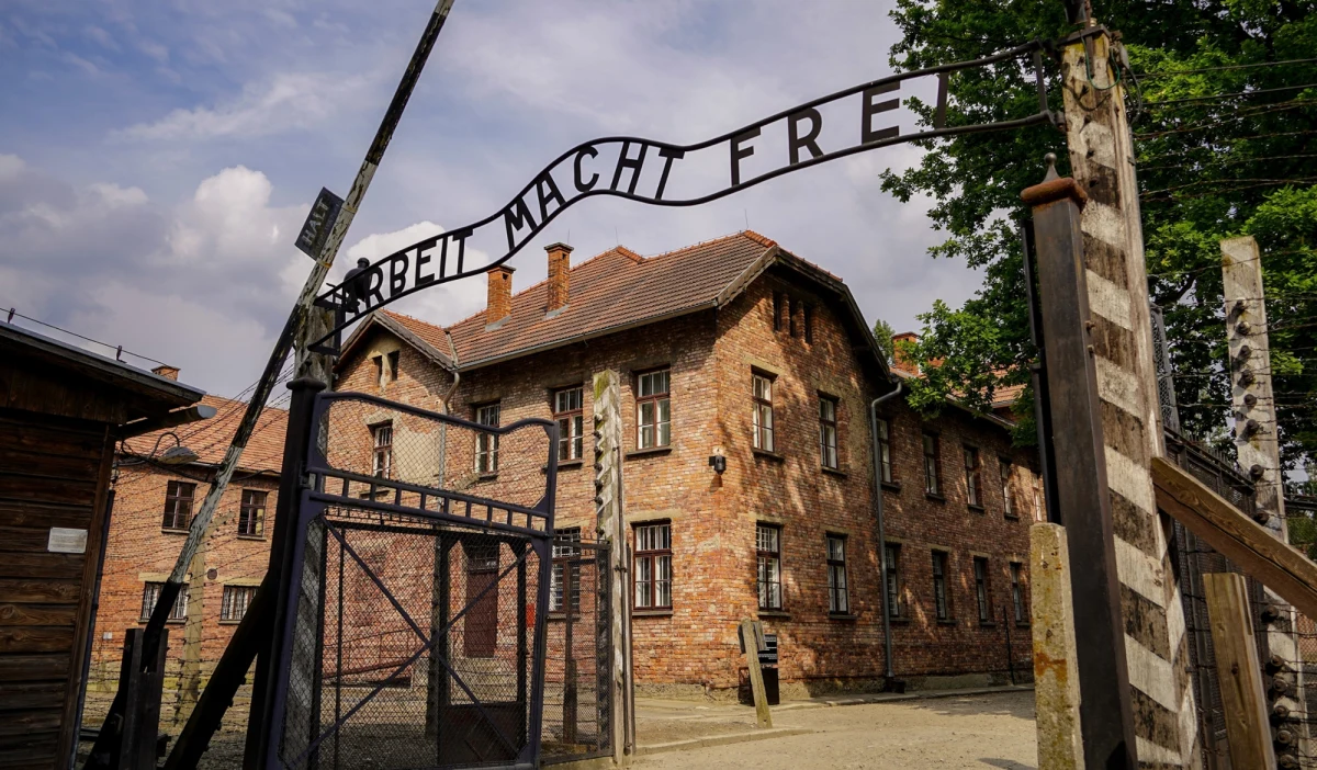 Szokujące wydarzenie w miejscu, które powinno być symbolem pamięci i ostrzeżeniem przed nienawiścią. Podczas wizyty w miejscu pamięci byłego niemieckiego obozu koncentracyjnego Auschwitz-Birkenau uczniowie z Goerlitz na wschodzie Niemiec wykonali skrajnie prawicowy tzw. gest białej siły. 