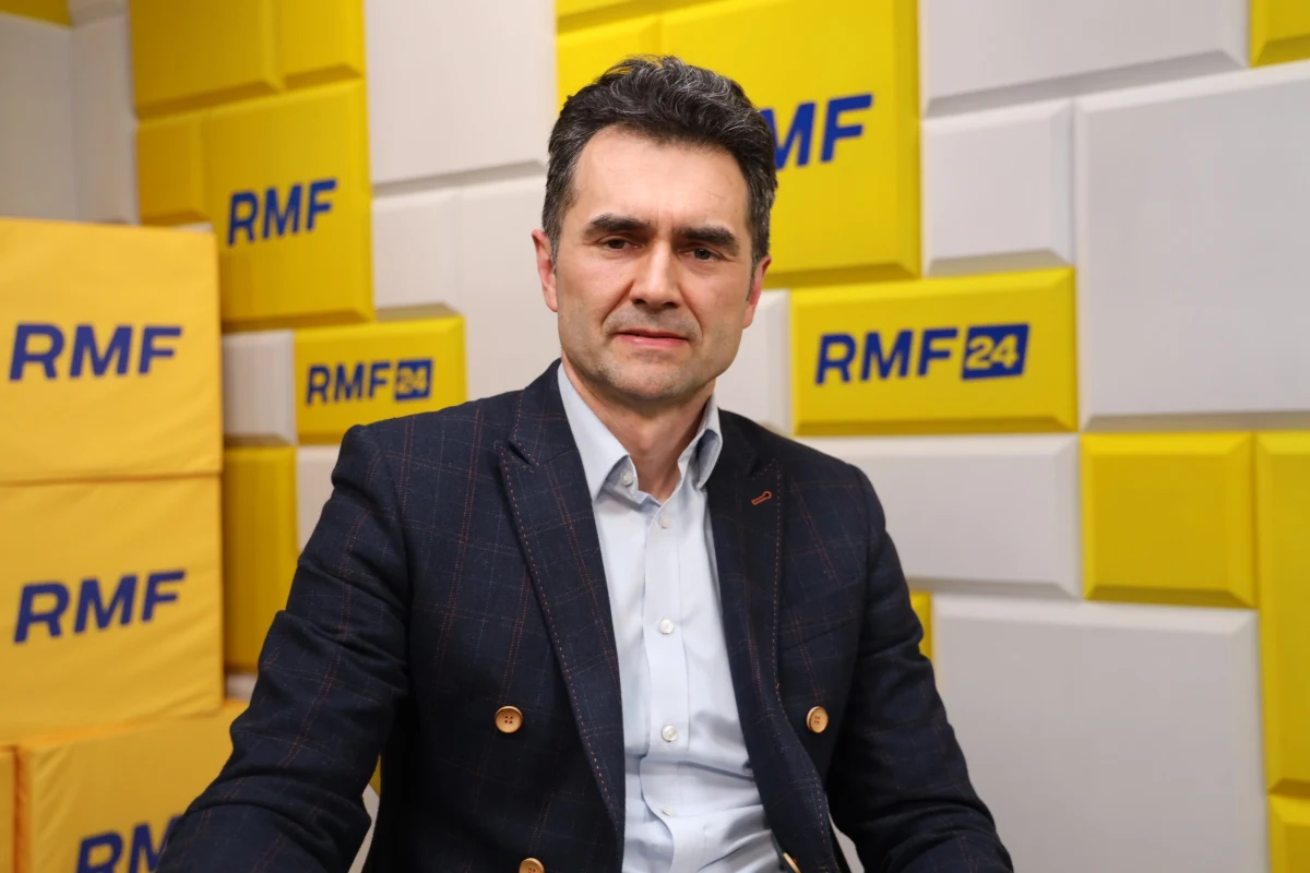 30 mld zł "zaszyte w przetargach, które będą uruchamiane w tym roku" - zapowiedział w Popołudniowej rozmowie w RMF FM wiceminister infrastruktury Piotr Malepszak, odpowiadając na pytanie, co się obecnie dzieje z Centralnym Portem Komunikacyjnym. Pieniądze mają być przeznaczone m.in. na budowę terminala czy łącznika części kolejowej z terminalem. Rozmówca Grzegorza Sroczyńskiego zapowiedział, że pociągi w Polsce nie będą już trąbić przed wszystkimi przejazdami kolejowymi.