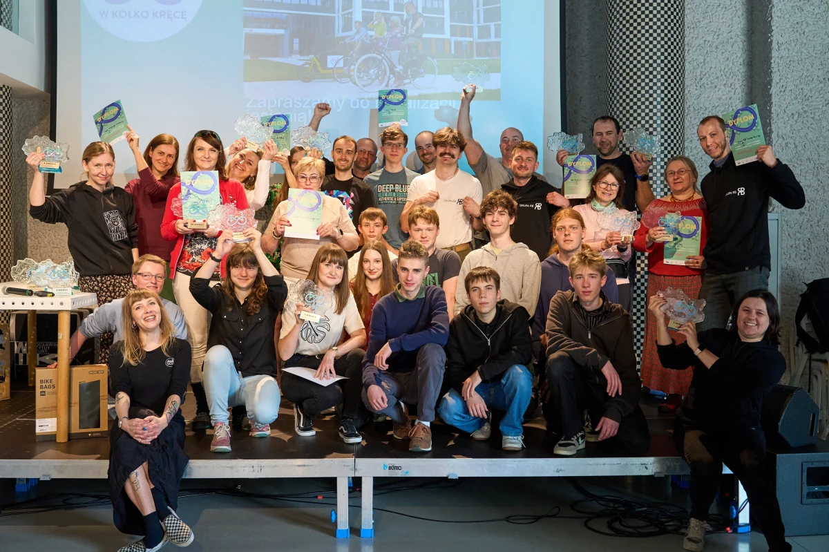 Co roku, u progu wiosny Wrocław namawia mieszkańców do tego, by zostawili samochody w garażach i przesiedli się na rowery. Aby ich do tego zmotywować powstała specjalna aplikacja, która liczy pokonane kilometry. Ci, którzy mają ich w nogach najwięcej zdobywają nagrody. Tegoroczna edycja „W kółko kręcę” właśnie dobiegła końca.