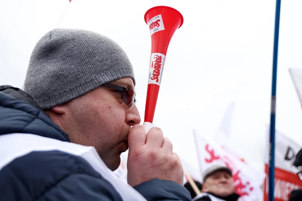 Ochrona polskiego przemysłu i rolnictwa przed regulacjami Unii Europejskiej to jeden z trzech najważniejszych tematów, który Polacy biorą pod uwagę, wybierając prezydenta. Tak wynika z sondażu Opinia24 dla RMF FM. Ten punkt wskazał niemal co trzeci badany. Te unijne regulacje to np. polityka Zielonego Ładu. Sprawdzamy, jak najważniejsi kandydaci w wyścigu o fotel prezydencki odnoszą się do tej sprawy.