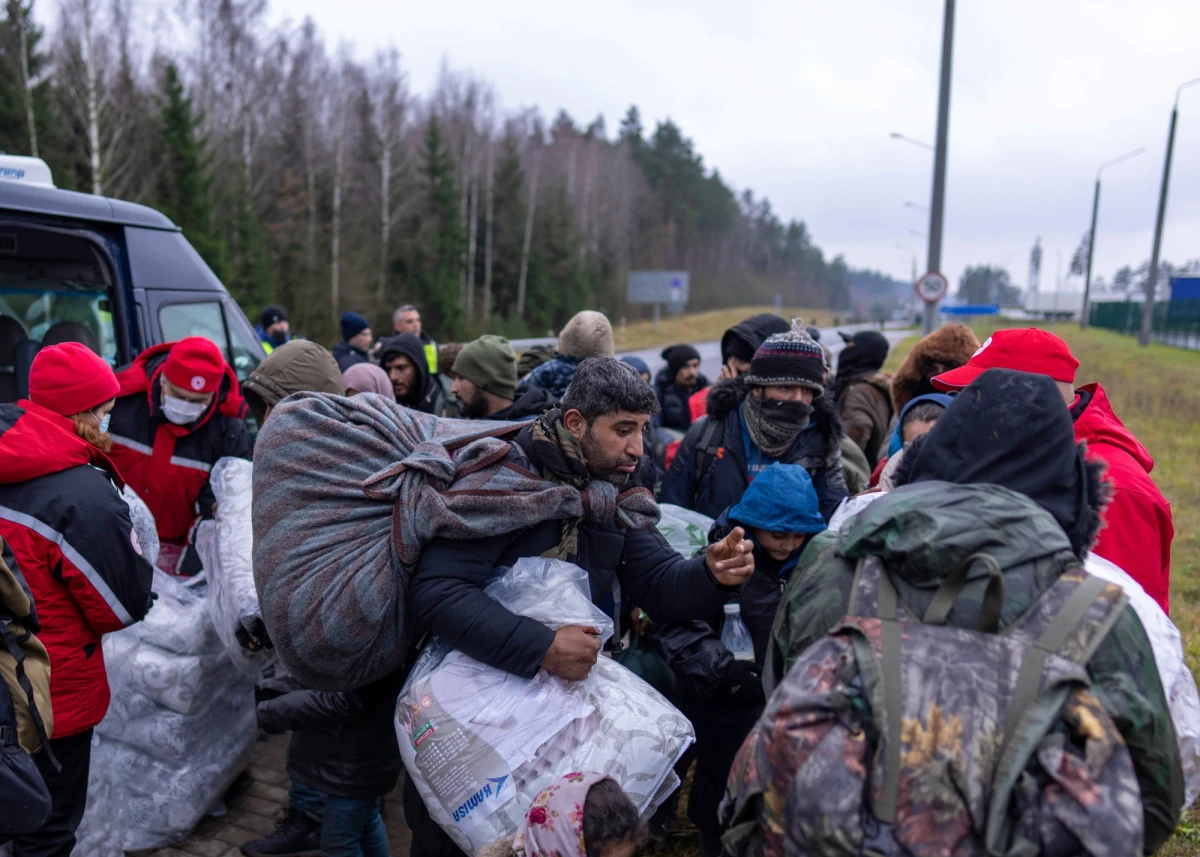 "Olbrzymia większość informacji pojawiających się w mediach prawicowych jest po prostu nieprawdziwa. Politycy, krzyczący o podrzucaniu migrantów przez Niemcy, powinni przepraszać za to, że straszyli Polaków bez żadnych podstaw" - powiedział "Dziennikowi Gazecie Prawnej" wiceszef MSWiA Maciej Duszczyk.