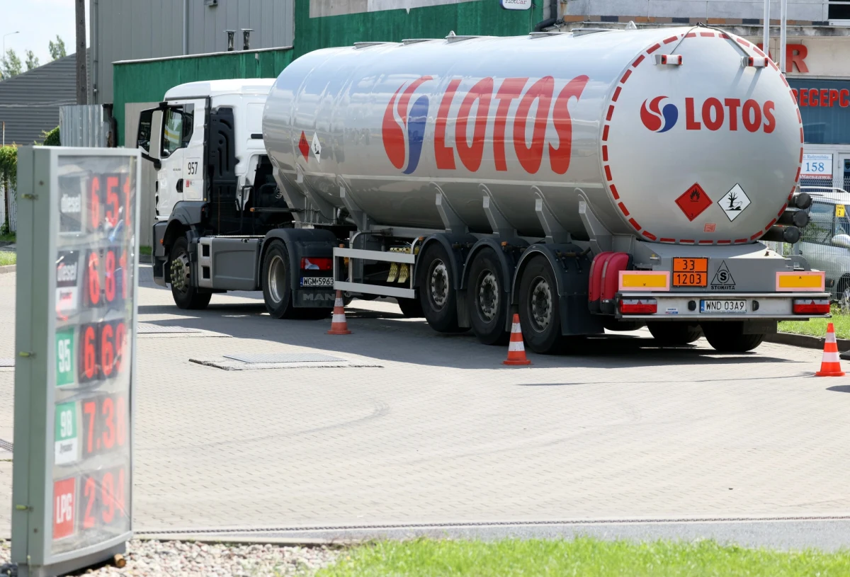 ​5 miliardów złotych poniżej wartości - tak sprzedaż koncernu paliwowego Lotos, w związku z przejęciem spółki przez Orlen, oceniła Najwyższa Izba Kontroli. NIK w raporcie, który dziś zostanie opublikowany, krytykuje działania zarządu PKN Orlen w tej sprawie i potwierdza dotychczasowe ustalenia - informuje Krzysztof Zasada, reporter RMF FM.
