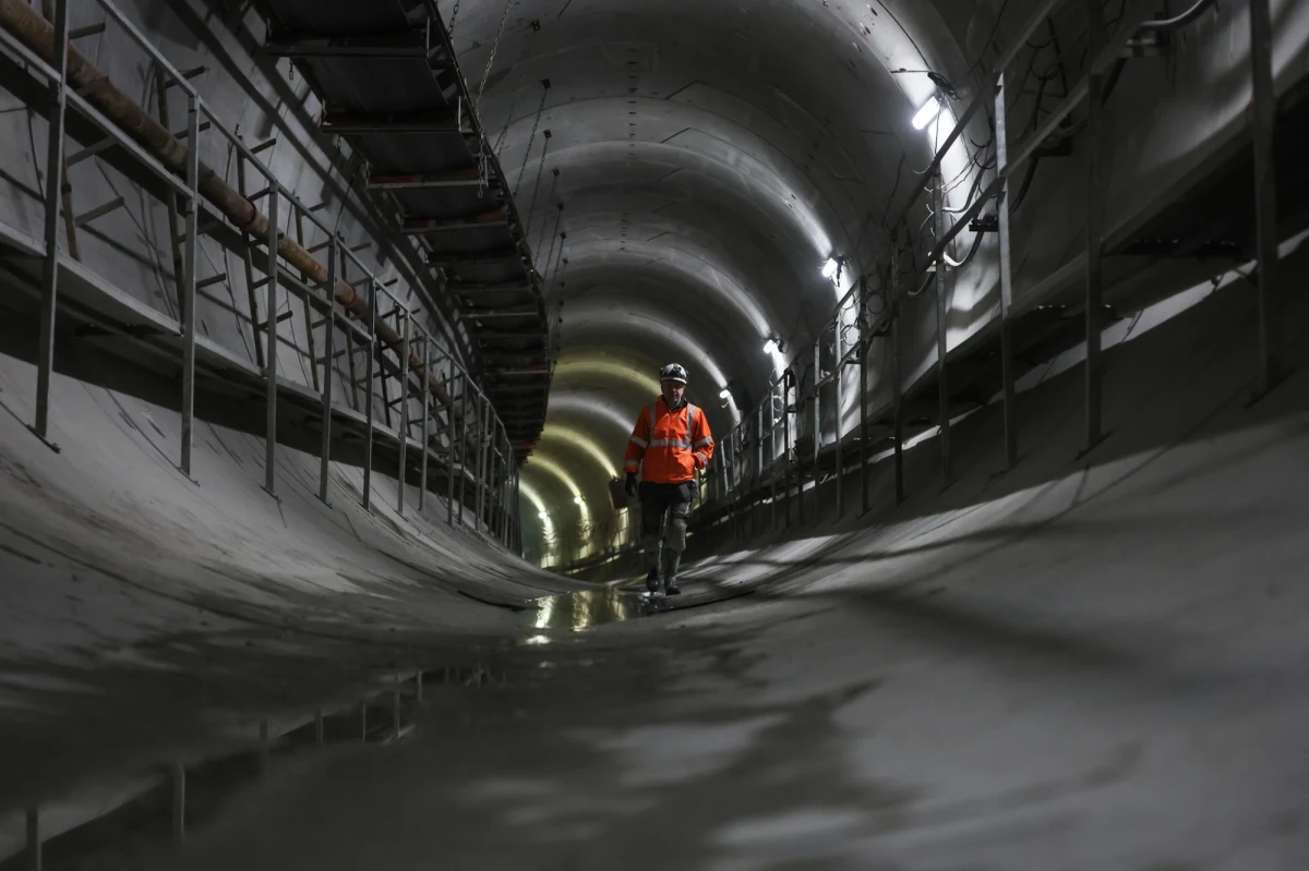 Tarcza Anna drążąca tunel drugiej linii metra przejdzie pod ulicą Górczewską. Dziś od godziny 22.00 do 22.00 w piątek będzie zamknięta jezdnia w stronę ul. Powstańców Śląskich za ul. Klemensiewicza – poinformował stołeczny ratusz.