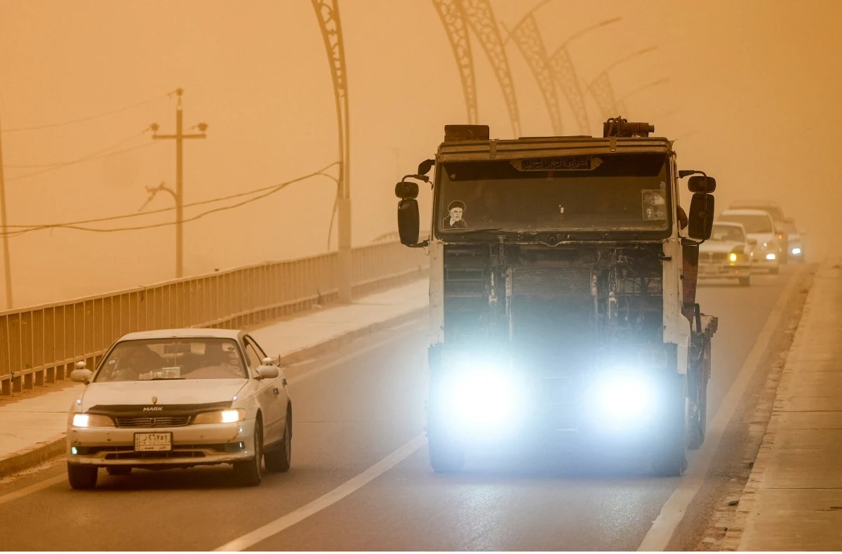 Setki osób, skarżących się na problemy z oddychaniem, zgłaszają się do irackich szpitali. Burza piaskowa przetacza się przez centralną i południową część Iraku. Władze zmuszone były zamknąć lotniska w prowincjach Nadżaf i Basra. Ministerstwo środowiska Iraku poinformowało, że w przyszłości w tym kraju będzie można spodziewać się większej liczby "dni pyłowych".